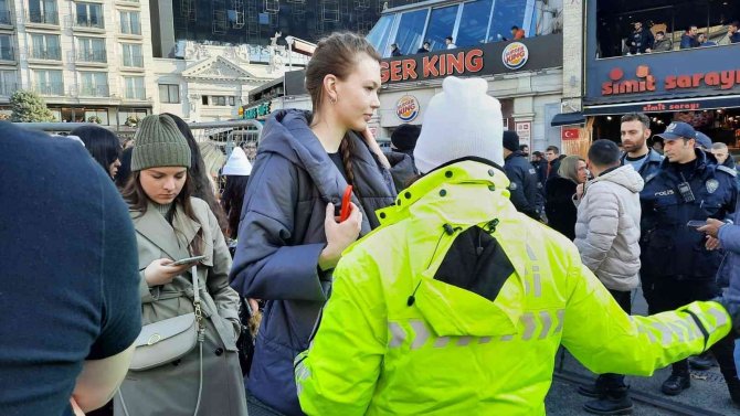 Taksim Meydanı Ve İ̇stiklal Caddesine Çıkan Yollar Kapatıldı