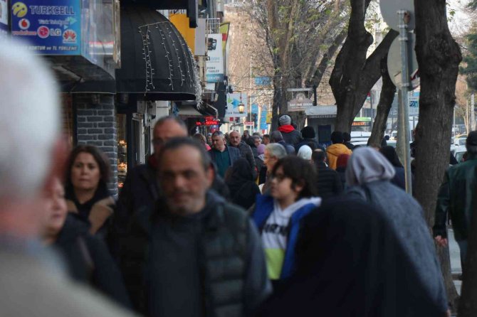 Sakarya’da Havanın Güzelliğini Fırsat Bilen Soluğu Dışarda Aldı