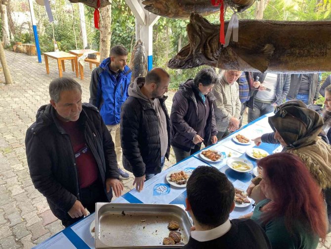 Türkiye Deniz Canlıları Müzesi’nde Basın Mensupları Balık Yeme Yarışmasında Birinciliğe Oynadı
