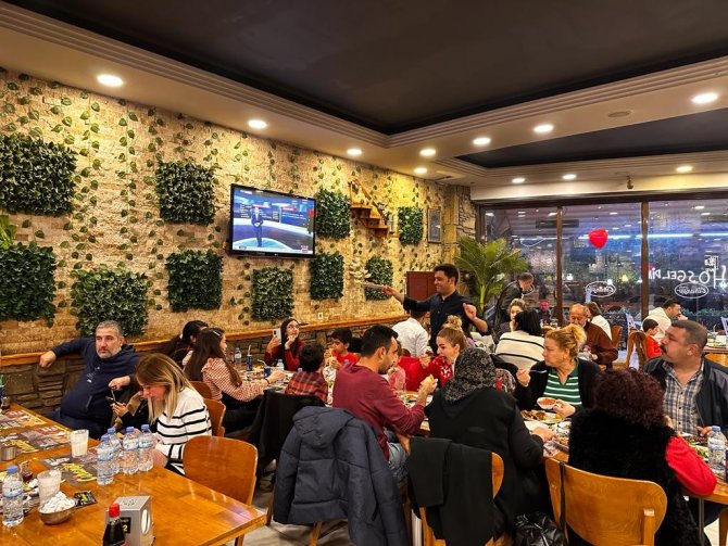 Adanalılar, 2022’yi Kebap Yiyerek Uğurladı