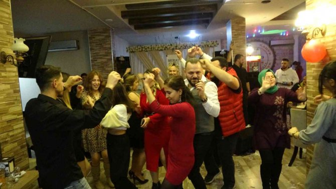 Adanalılar 2023 Yılı Yerine 2024 Yılını Kutladı