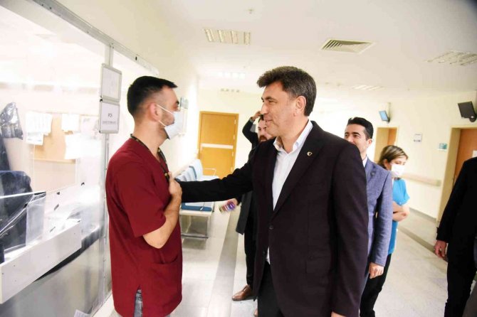 Ak Parti İ̇l Başkanı Çalışkan’dan Sağlık Personeli Ve Emniyet Güçlerine Yeni Yıl Ziyareti