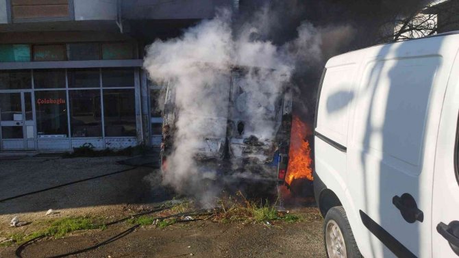 Oto Galeri Önündeki Minibüs Alev Alev Yandı