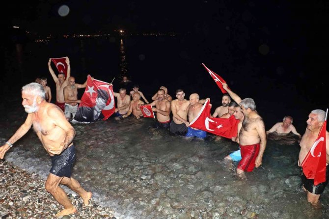 Antalya’da 2023’ü Denize Girerek Karşıladılar