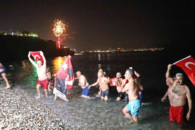 Antalya’da 2023’ü Denize Girerek Karşıladılar