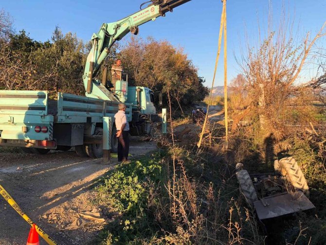 Devrilen Traktörün Altında Kalan Sürücü Hayatını Kaybetti