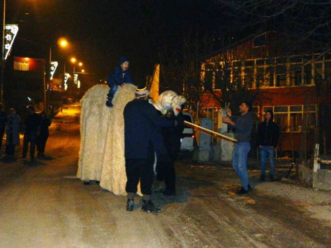 Posof’ta Yeni Yıl Deve Oyunuyla Karşılandı