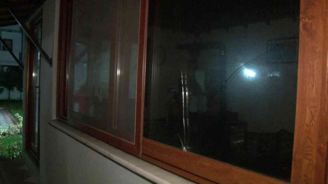 Yılbaşı Kutlamasında Ateşlenen Mermi Evin Camına İsabet Etti