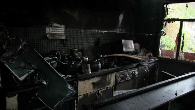 Yeni Yıla Yangınla Girdiler, İki Katlı Evleri Kül Oldu