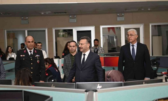 Aydın Valisi Aksoy, 112 Acil Çağrı Merkezi Personelinin Yeni Yılını Kutladı