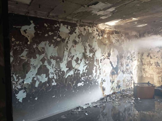 Elektrik Kontağından Çıkan Yangın Evi Kullanılamaz Hale Getirdi