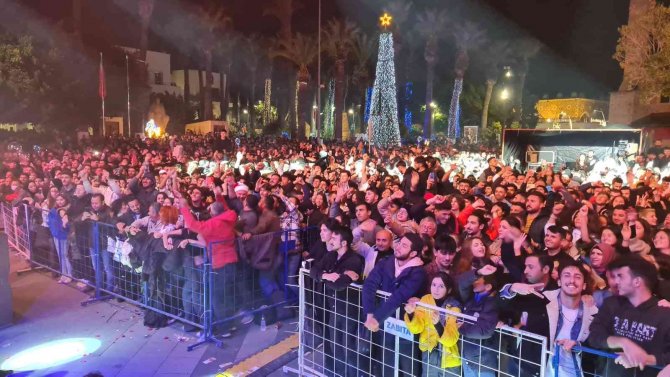 Bodrum’da Binlerce Kişi Yeni Yıla Teoman’la Girdi