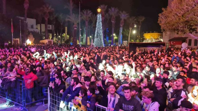 Bodrum’da Binlerce Kişi Yeni Yıla Teoman’la Girdi