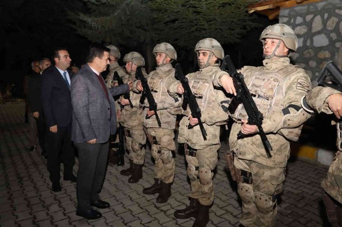 Yılbaşı Tedbirlerini Yerinde Denetleyen Vali Arslantaş, Görev Başındaki Personelin Yeni Yılını Kutladı