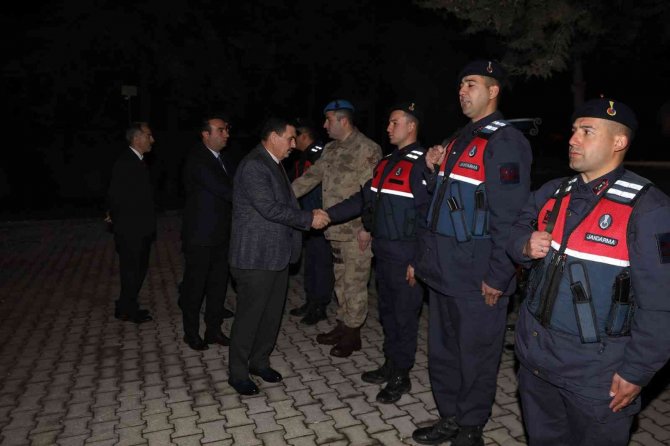 Yılbaşı Tedbirlerini Yerinde Denetleyen Vali Arslantaş, Görev Başındaki Personelin Yeni Yılını Kutladı