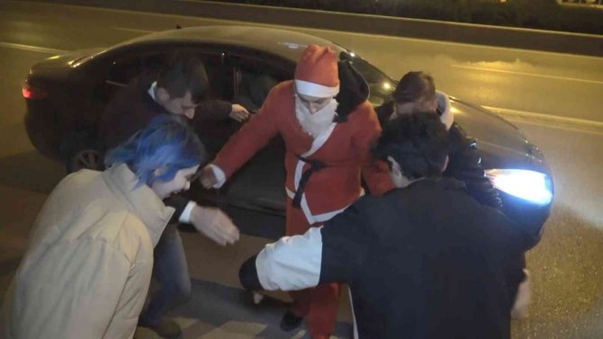 Bu Noel Baba Bacada Değil Anayolda Geziyor