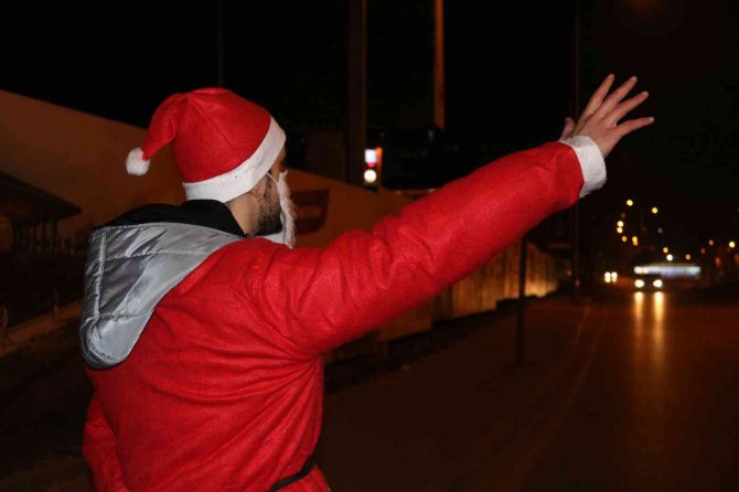 Bu Noel Baba Bacada Değil Anayolda Geziyor