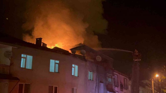 Bursa’da 3 Katlı Apartmanın Çatısı Alev Alev Yandı