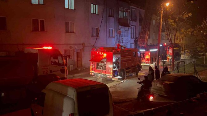 Bursa’da 3 Katlı Apartmanın Çatısı Alev Alev Yandı