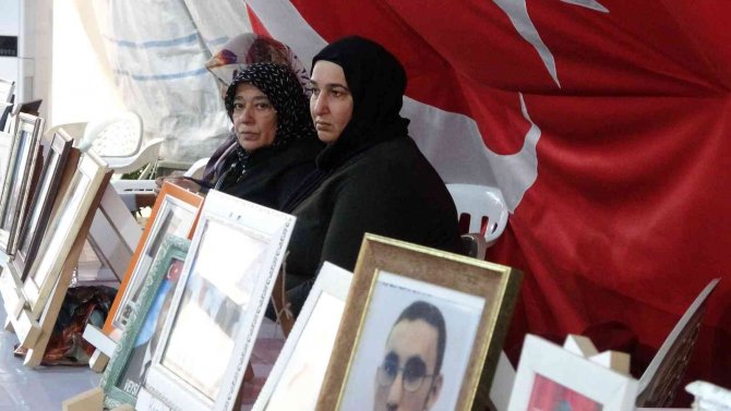 Ailelerin Evlat Nöbeti Yeni Yılda Da Hasretle Devam Ediyor