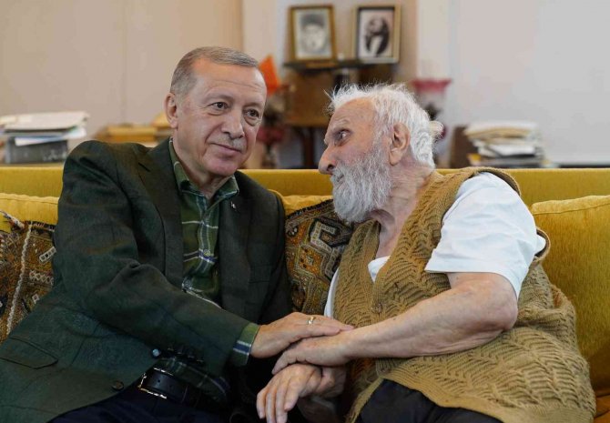 Cumhurbaşkanı Recep Tayyip Erdoğan, Neyzen Niyazi Sayın’ı Evinde Ziyaret Etti