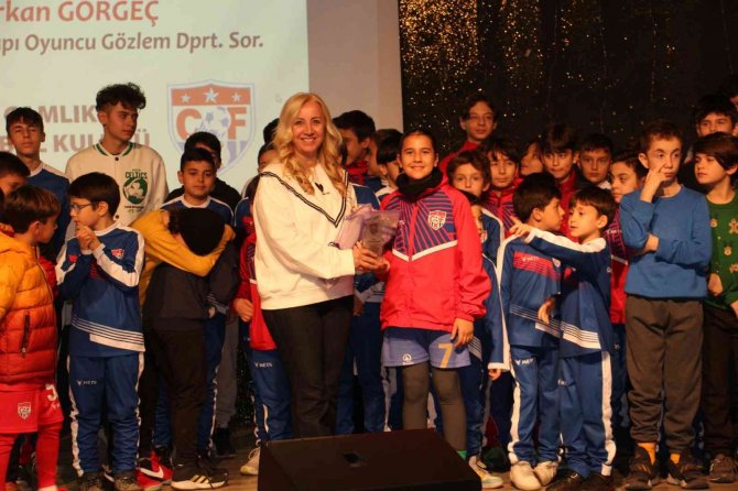 Yıldız Futbolcuların Sorunları Seminerde Ele Alındı