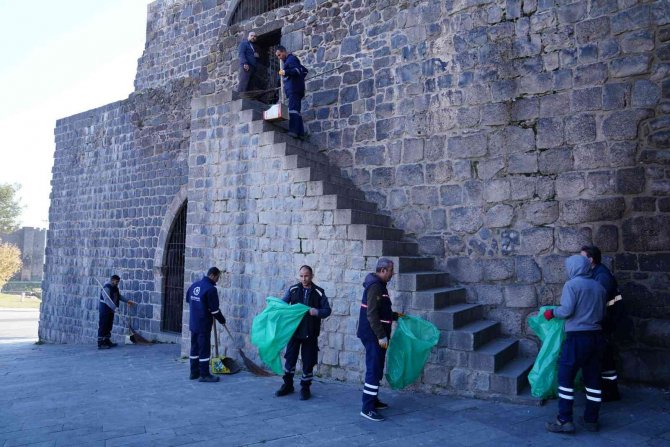 Asırlık Surların Dipleri Ve Burçlar Temizlendi