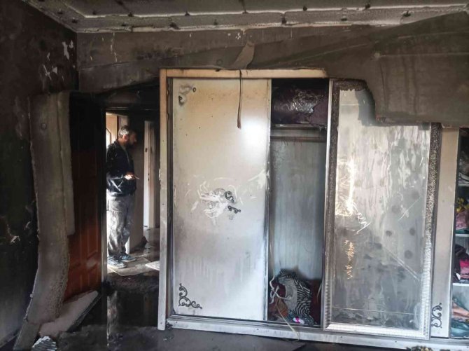 Elektrik Kontağından Çıkan Yangın Evi Kullanılamaz Hale Getirdi
