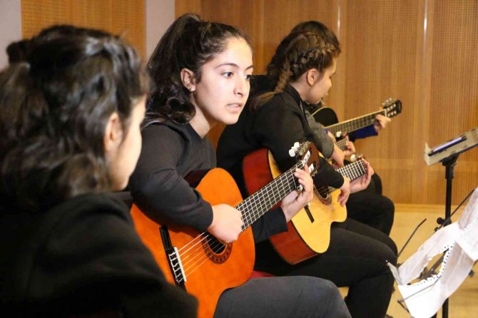 Müzik Sevdalısı Öğretmen Kulpluların Ruhuna Dokunuyor