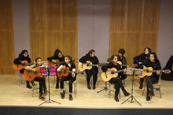 Müzik Sevdalısı Öğretmen Kulpluların Ruhuna Dokunuyor