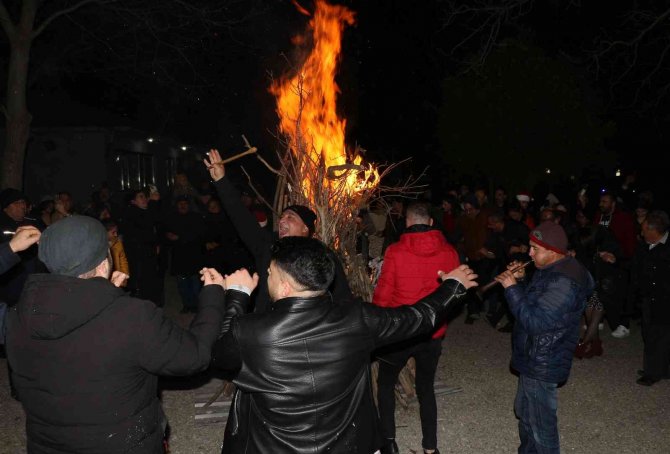 Buz Gibi Havada Ateş Başında Halaylı Yeni Yıl Coşkusu