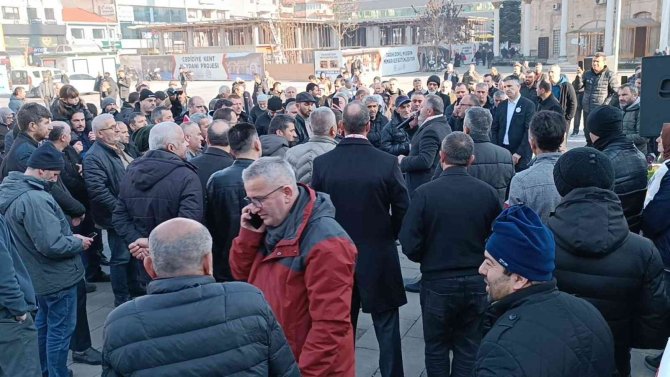 Eyt’liler Yeni Çıkacak Kanunu Göbek Atarak Kutladı, Tabutu Parçaladı