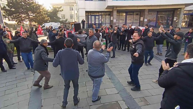 Eyt’liler Yeni Çıkacak Kanunu Göbek Atarak Kutladı, Tabutu Parçaladı
