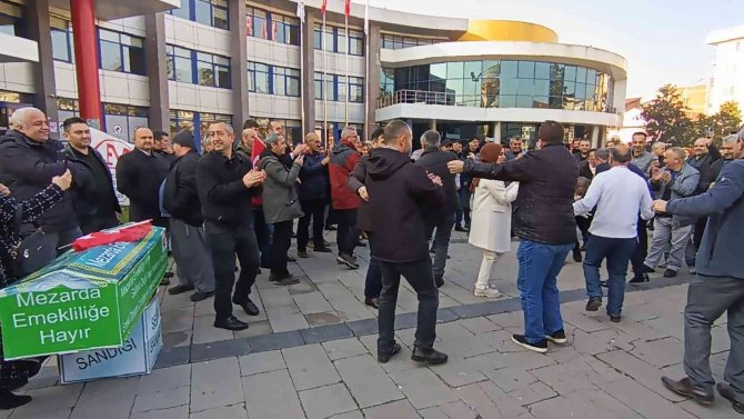 Eyt’liler Yeni Çıkacak Kanunu Göbek Atarak Kutladı, Tabutu Parçaladı