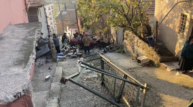 İ̇stanbul’da Feci Kaza: Merdivenlere Uçan Araçtan Son Anda Kurtuldular