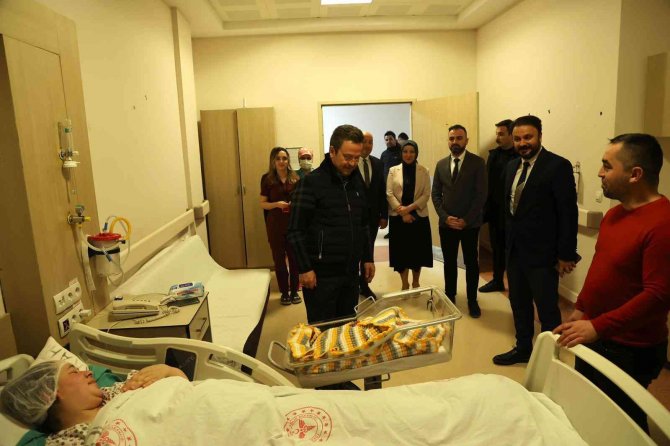 Vali Ünlü’den Yeni Yılın İlk Bebeklerine Ziyaret