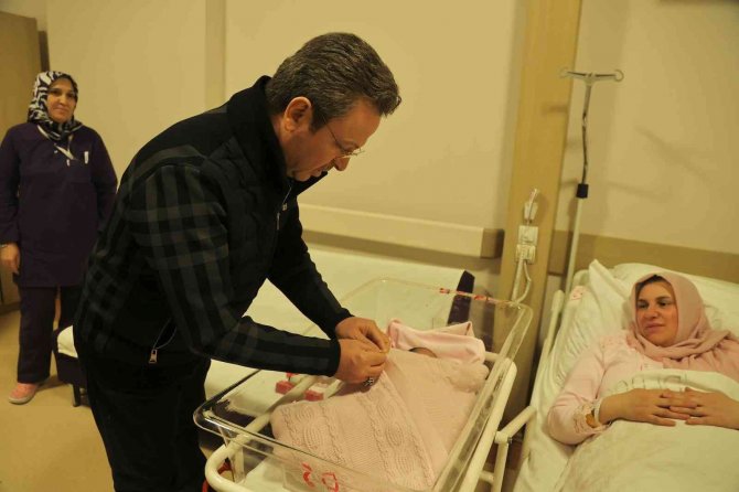 Vali Ünlü’den Yeni Yılın İlk Bebeklerine Ziyaret