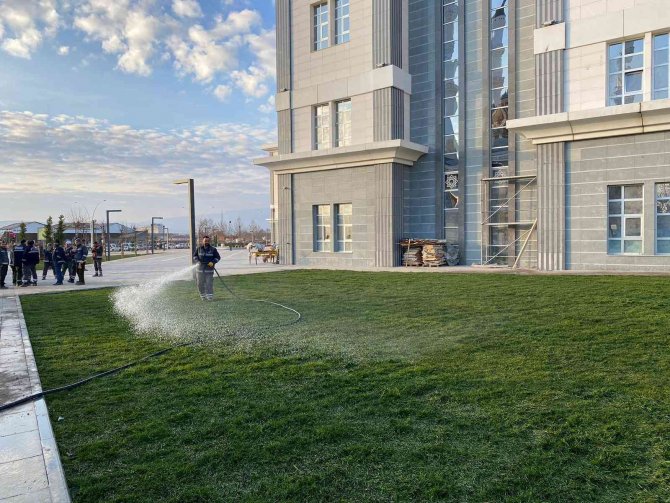 Belediye, Yeni Hizmet Binasında Çevre Düzenlemesi Yapıyor