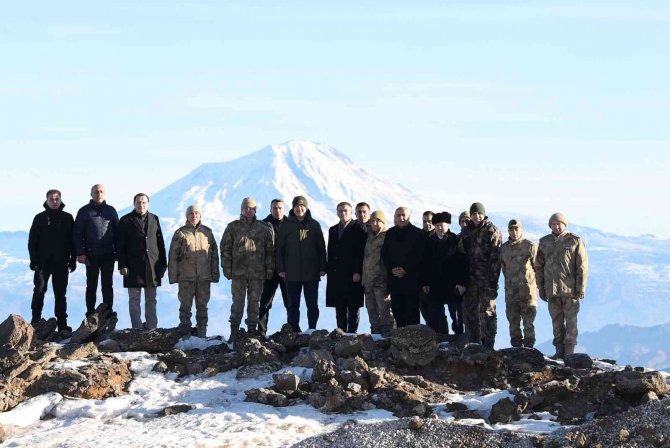 Bakan Soylu Yeni Yıla Teröristlerden Temizlenen Tendürek Dağı’nda Girdi