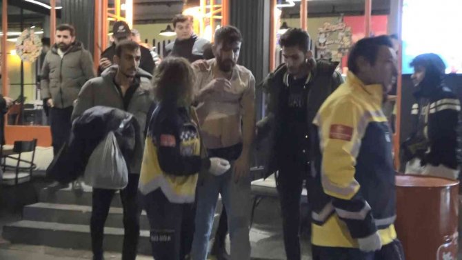 İ̇ki Grup Arasında Çıkan Kavgayı Ayırmaya Çalışırken Sırtından Bıçaklandı