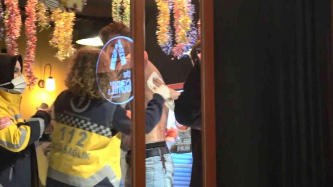 İ̇ki Grup Arasında Çıkan Kavgayı Ayırmaya Çalışırken Sırtından Bıçaklandı