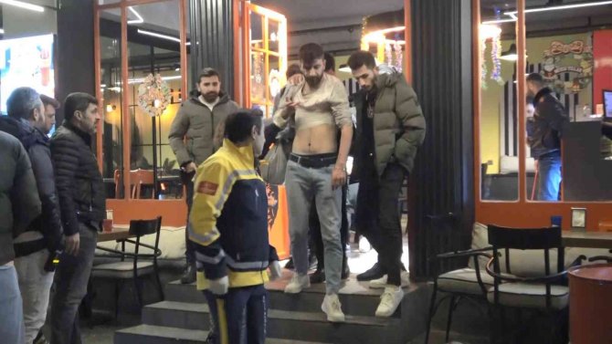 İ̇ki Grup Arasında Çıkan Kavgayı Ayırmaya Çalışırken Sırtından Bıçaklandı