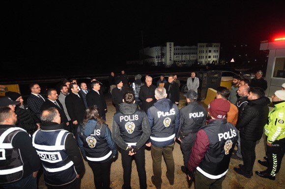 Vali Ayaz, Görev Başındaki Ekiplerin Yeni Yılını Kutladı