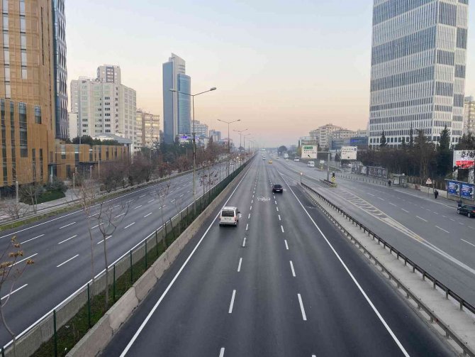 Yılın İlk Günü İ̇stanbul’da Yollar Bomboş