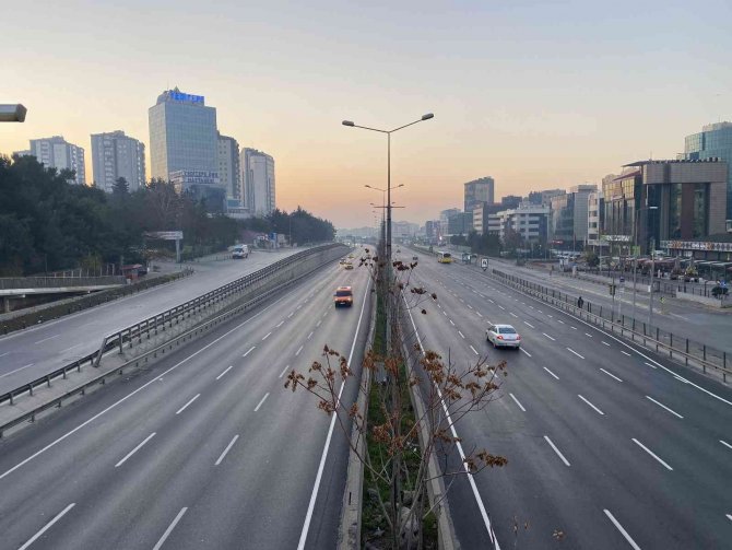 Yılın İlk Günü İ̇stanbul’da Yollar Bomboş