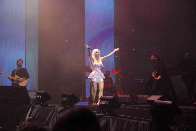 İ̇zmirliler 2023’e Gülşen Konseriyle Girdi