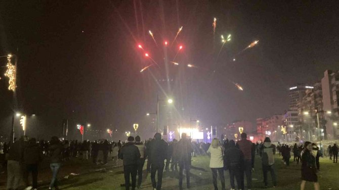 İ̇zmirliler 2023’e Gülşen Konseriyle Girdi