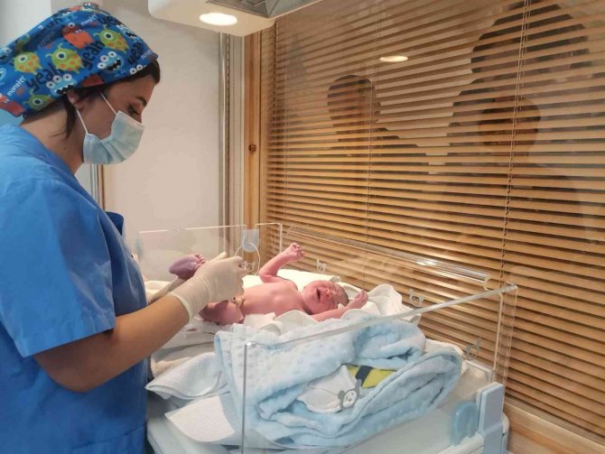 İ̇zmir’de Yeni Yılın İlk Bebeği Aras Bulut Oldu