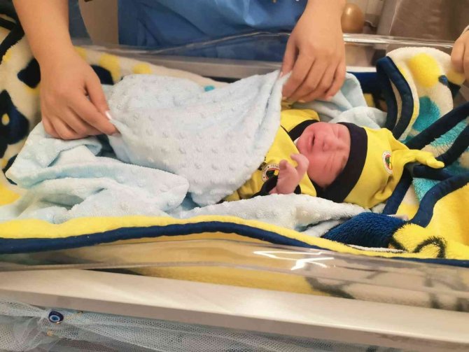 İ̇zmir’de Yeni Yılın İlk Bebeği Aras Bulut Oldu