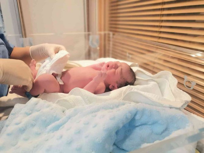 İ̇zmir’de Yeni Yılın İlk Bebeği Aras Bulut Oldu